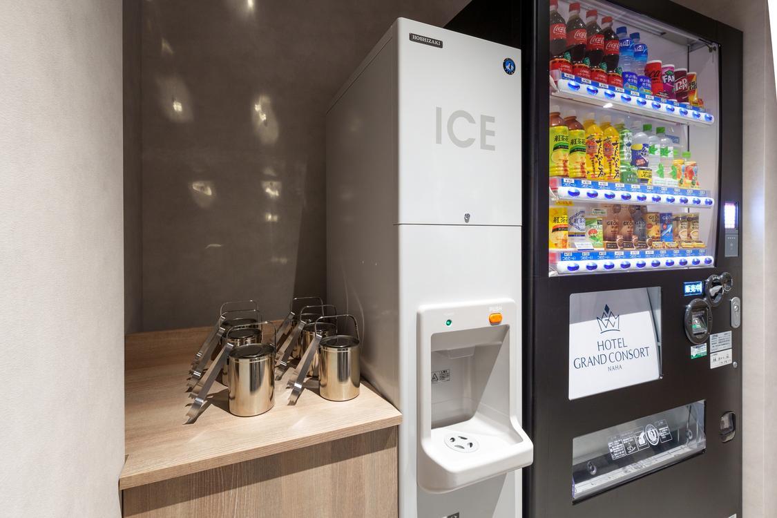 【自動販売機・製氷機】ホテル１F※マルチマネー対応自動販売機。Edy、iD、Suicaなどの電子マネーがご利用いただけます。