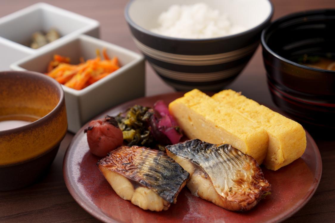【コンソルトラウンジ / 朝食】和食派さんの一例 丁寧に引いた鰹だしと１６０年以上前から首里の人びとに愛されてきた沖縄の味噌「玉那覇味噌」を使ったお味噌汁です。